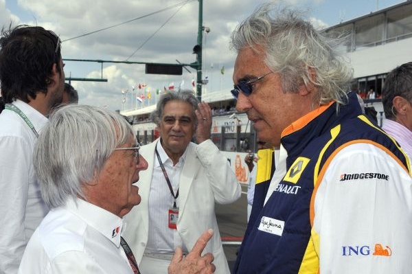 Flavio Briatore (vpravo) a Bernie Ecclestone na archivmé fotografii.