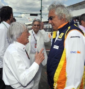 Flavio Briatore (vpravo) a Bernie Ecclestone na archivmé fotografii.