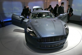 Aston Martin Rapide přitahuje ve Frankfurtu pozornost.