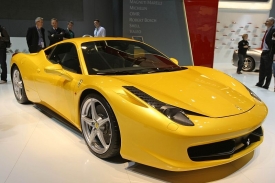 Ferrari 458 Italia posouv&aacute; supersporty o kus d&aacute;l.
