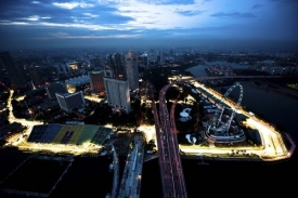 Světeln&yacute; had vinouc&iacute; se ulicemi Singapuru.