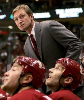 Wayne Gretzky už Phoenix Coyotes jako hlavní kouč nepovede. Wayne Gretzky už Phoenix Coyotes jako hlavní kouč nepovede.