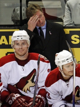 Wayne Gretzky už Phoenix Coyotes jako hlavní kouč nepovede. Wayne Gretzky už Phoenix Coyotes jako hlavní kouč nepovede.