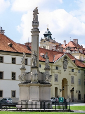 Zemědělsk&eacute; muzeum se z&aacute;mkem v pozad&iacute;.