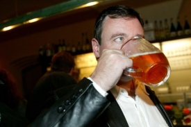 David Rath vyč&iacute;t&aacute; Kalouskovi i pit&iacute; alkoholu.