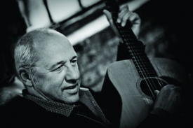 Mark Knopfler se vrac&iacute; s nov&yacute;m albem do dětstv&iacute;.