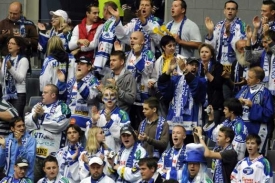 Fanou&scaron;ci Komety Brno při utk&aacute;n&iacute; se Slavi&iacute;.