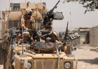 Britsk&yacute; Land Rover v afgh&aacute;nsk&eacute;m Sanginu.
