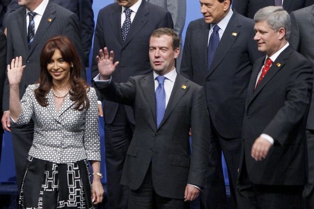 Dmitrij Medveděv (uprostřed) na summitu G20. Dmitrij Medveděv (uprostřed) na summitu G20.