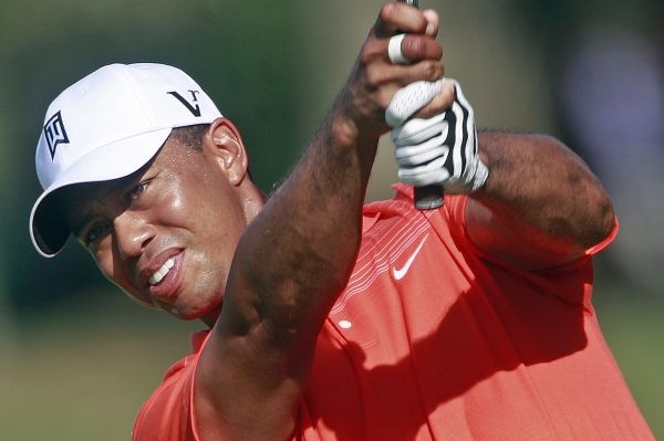 Golfista Tiger Woods má blízko k vítězství a deseti milionům dolarů. Golfista Tiger Woods má blízko k vítězství a deseti milionům dolarů.