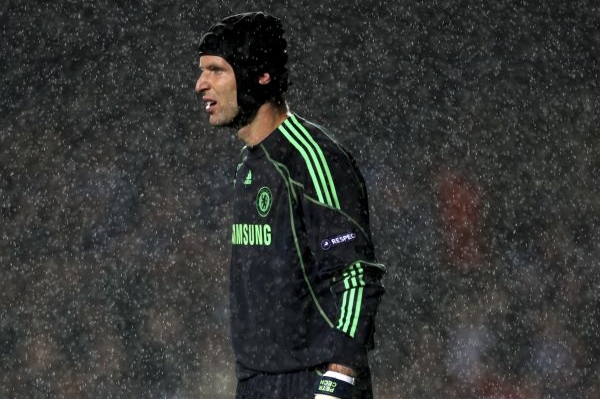 Brankář Petr Čech byl v sobotní utkání Premier League vyloučen. Brankář Petr Čech byl v sobotní utkání Premier League vyloučen.