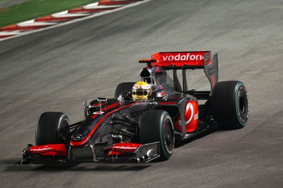 Lewis Hamilton při vítězné kvalifikaci na Velkou cenu Singapuru. Lewis Hamilton při vítězné kvalifikaci na Velkou cenu Singapuru.