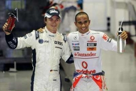 Lewis Hamilton se raduje z vítězství v kvalifikaci. Lewis Hamilton se raduje z vítězství v kvalifikaci.