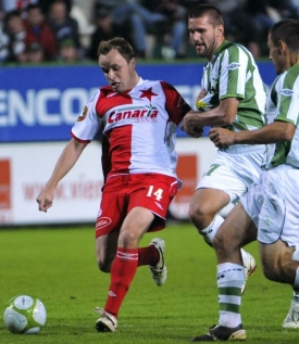 Nejaktivnější ze slávistů Zdeněk Šenkeřík (vlevo) v utkání s Bohemians