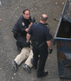 Vancouverská policie zatýká kriminálníka v ulicích DTES.