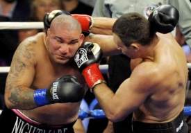 Boxeři Cristobal Arreola(vlevo) a Vitalij Kličko se utkali o titul WBC