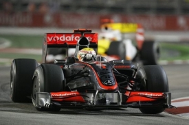 V&iacute;těz Velk&eacute; ceny Singapuru formule 1 Lewis Hamilton.