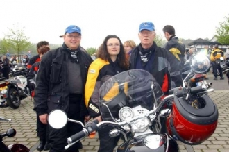 Z Bundestagu odch&aacute;z&iacute; i motork&aacute;ř Struck (vpravo trojl&iacute;stku).