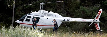 Policie prohledává ukradený vrtulník, kterým zloději letěli.