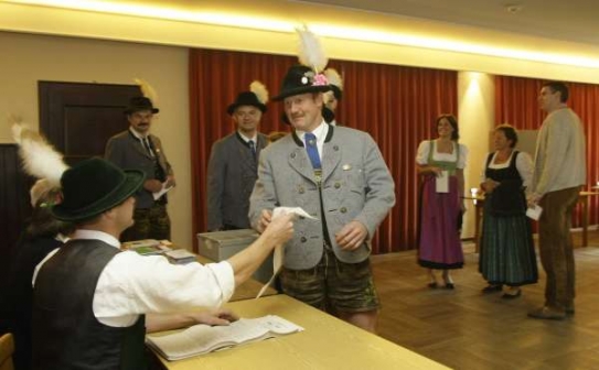 Jiné Německo. Volby v tradičních krojích v Bavorsku. Jiné Německo. Volby v tradičních krojích v Bavorsku.