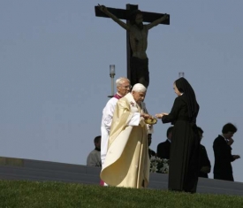 Benedikt XVI. na n&aacute;v&scaron;těvě v Bavorech, kde m&aacute; i volebn&iacute; pr&aacute;vo.