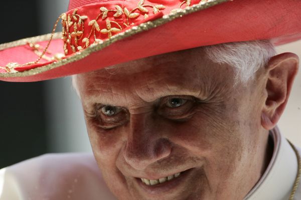 Volič Benedikt XVI. nevyužívá svého práva hlasovat ve volbách. Volič Benedikt XVI. nevyužívá svého práva hlasovat ve volbách.