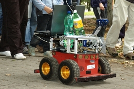Robot týmu Lee při loňském ročníku Robotour v pražské Stromovce.