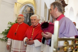 Papež Benedikt XVI. s kardin&aacute;lem Vlkem ve staroboleslavsk&eacute; bazilice.