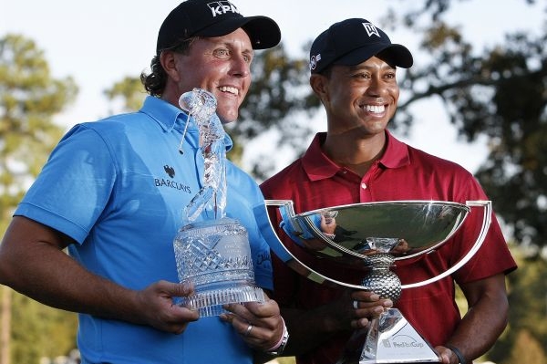 Golfisté Phil Mickelson (vlevo) a Tiger Woods. Golfisté Phil Mickelson (vlevo) a Tiger Woods.