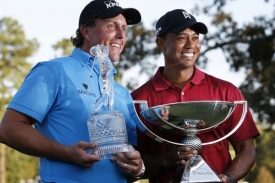 Golfist&eacute; Phil Mickelson (vlevo) a Tiger Woods.