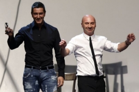 Módní návrháři Domenico Dolce a Stefano Gabbana.