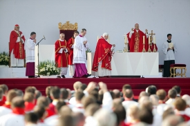 M&scaron;i v Boleslavi, kterou papež sloužil, přihl&iacute;želo 50 tis&iacute;c věř&iacute;c&iacute;ch.