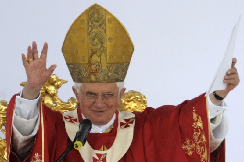 Papež Bendikt XVI. se vítá s věřícími, kteří dorazili na jeho mši. Papež Bendikt XVI. se vítá s věřícími, kteří dorazili na jeho mši.