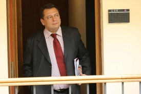 Německ&yacute;m socialistům u&scaron;kodila velk&aacute; koalice, soud&iacute; Jiř&iacute; Paroubek.