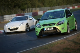 Nissan 370Z a Ford Focus RS: jen mákokterá auta jsou na Ring lepší.