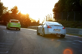 Focus RS akeceleruje na stovku za 5,9 sekundy, 370Z za 5,3 vteřiny.