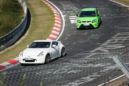 Nissan 370Z a Ford Focus RS jsou na Ringu rovnocenní soupeři.