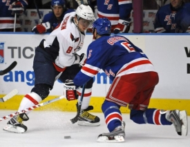 Alexander Ovečkin (v b&iacute;l&eacute;m) v utk&aacute;n&iacute; s New York Rangers.
