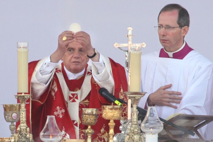 Papežova mise byla úspěšná. Papežova mise byla úspěšná.