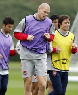 Tom&aacute;&scaron; Rosick&yacute; (vpravo) se připravuje se spoluhr&aacute;či na utk&aacute;n&iacute; s Řeky.
