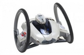 Robůtka lze ovl&aacute;dat jako RC model, ale m&aacute; i velkou d&aacute;vku autonomie.
