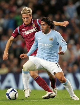 Radoslav Kov&aacute;č (vlevo) v z&aacute;pase proti Manchesteru City.