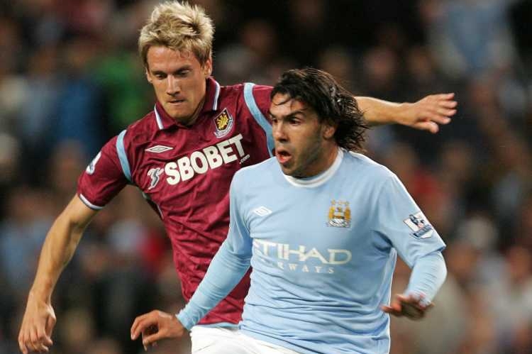 Radoslav Kováč (vlevo) v zápase proti Manchesteru City. Radoslav Kováč (vlevo) v zápase proti Manchesteru City.
