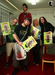 Jejich minul&eacute; album Uk&aacute;ž t&uacute; tvoju zoo vy&scaron;lo pouze na fyzick&eacute;m nosiči.