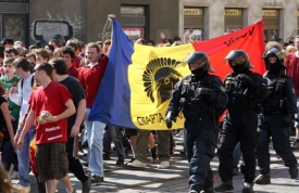 V současn&eacute; době policie fanou&scaron;ky doprovod&iacute; jen ke stadionu.