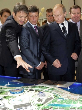 Rusk&yacute; premi&eacute;r Vladimir Putin si prohl&iacute;ž&iacute; model olympijsk&yacute;ch sportovi&scaron;ť