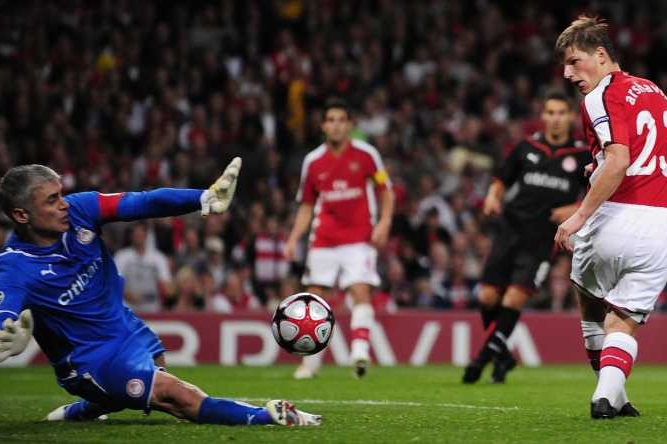 Útočník Arsenalu Andrej Aršavin střílí Olympiakosu gól na 2:0. Útočník Arsenalu Andrej Aršavin střílí Olympiakosu gól na 2:0.