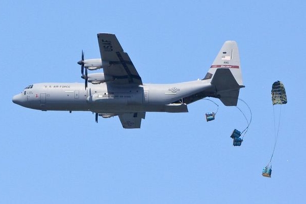 Hercules C-130 shazuje svůj náklad (ilustrační foto). Hercules C-130 shazuje svůj náklad (ilustrační foto).