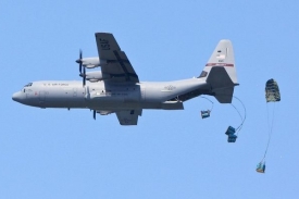 Hercules C-130 shazuje svůj n&aacute;klad (ilustračn&iacute; foto).