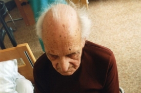 Senior nakonec při&scaron;el o oko. (Ilustračn&iacute; foto)